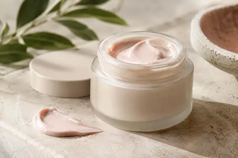 Crème visage Mizon au collagène marin présentée sur une pierre claire dans un décor lumineux et sobre